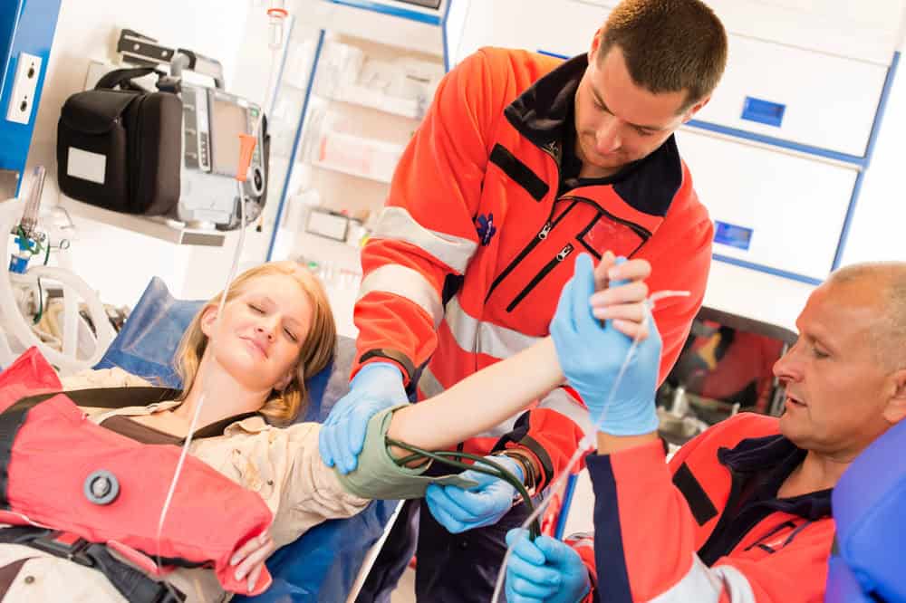 Médecin d'urgence mesurer la pression artérielle Médecin d'urgence mesurer la pression artérielle